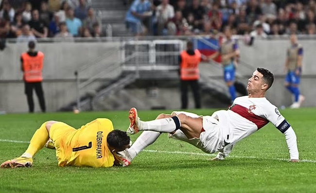 "Tôi chỉ nhắm mắt lại và cầu nguyện Ronaldo sẽ không đá vào mặt tôi"