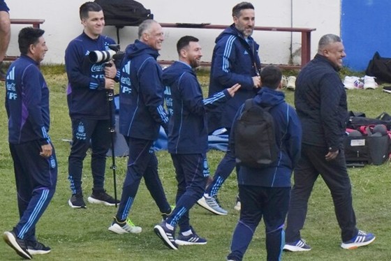 Messi nghỉ tập, rõ khả năng ra sân trước Bolivia 