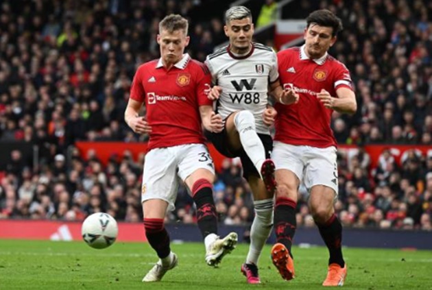 Nhìn Messi, ngẫm về Maguire và McTominay