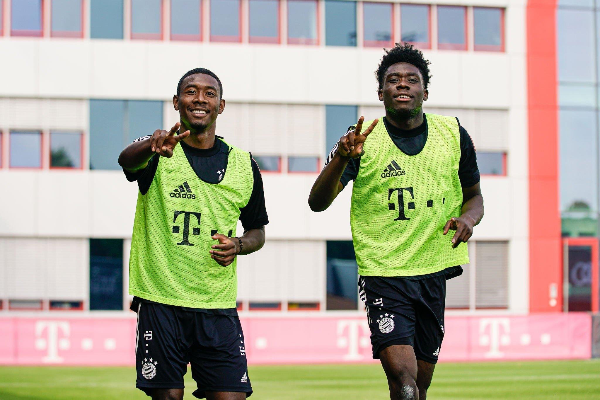 Alphonso Davies có động thái, Real mừng thầm