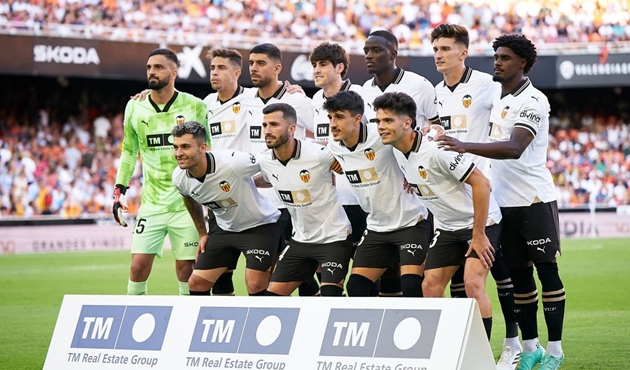 Valencia đang trả giá vì chính sách chuyển nhượng độc lạ