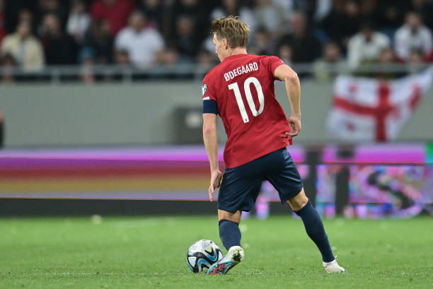 0 key pass, Odegaard vẫn gây choáng trên ĐTQG
