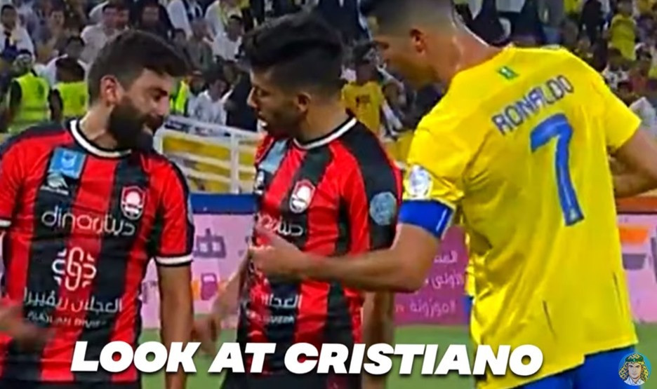 Ảnh bài viết Ronaldo đóng vai 'người phán xử' khi đối thủ tranh nhau đá penalty