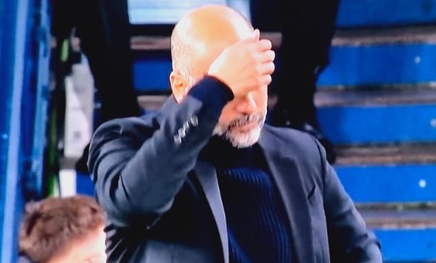 Ảnh bài viết Pep Guardiola hốt hoảng khi Ederson thực hiện pha 'Cruyff turn'