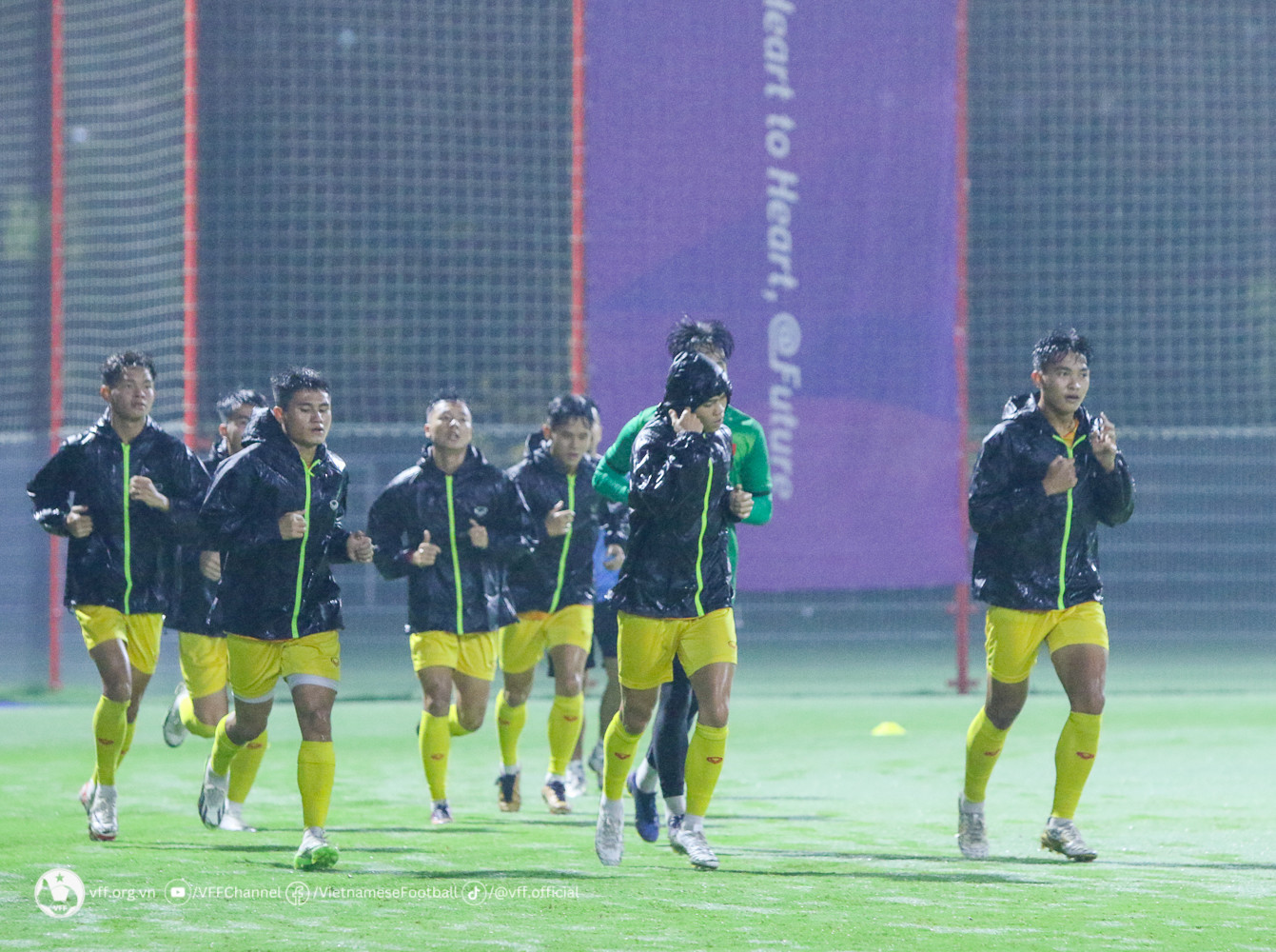 Ảnh bài viết Olympic Việt Nam gạt buồn, đội mưa tập chờ đấu Saudi Arabia