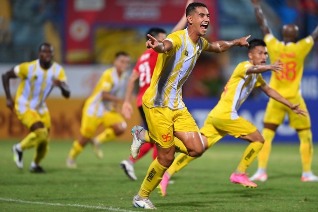 CAHN gục ngã tại Siêu Cúp quốc gia; Cầu thủ Việt kiều bị 'bỏ rơi' cập bến V-League