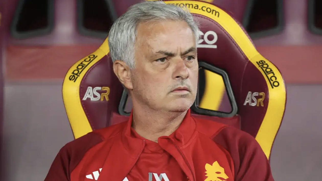 Ảnh bài viết Ngàn cân treo sợi tóc, Mourinho đối mặt trát sa thải