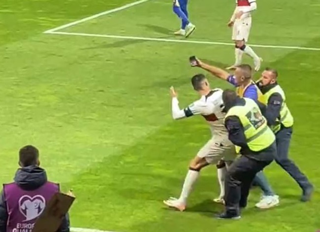 Ảnh bài viết Kẻ quá khích khiến Ronaldo sốc nặng