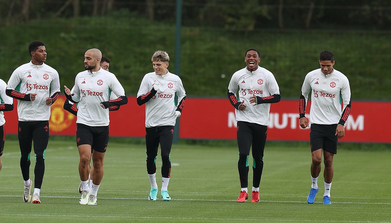 Ảnh bài viết Bất ngờ Amrabat; 2 viện binh cực chất xuất hiện trên sân tập Man Utd