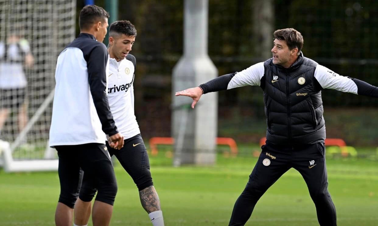 Ảnh bài viết Pochettino xỏ háng học trò khiến Enzo trầm trồ trên sân tập Chelsea