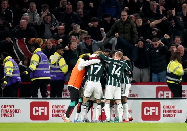 Ảnh bài viết Ăn mừng cuồng nhiệt, dàn sao Man Utd suýt gặp rắc rối