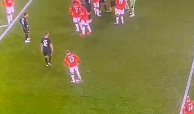 Ảnh bài viết Garnacho phá nát chấm phạt đền tạo điều kiện cho Onana cản phá quả penalty