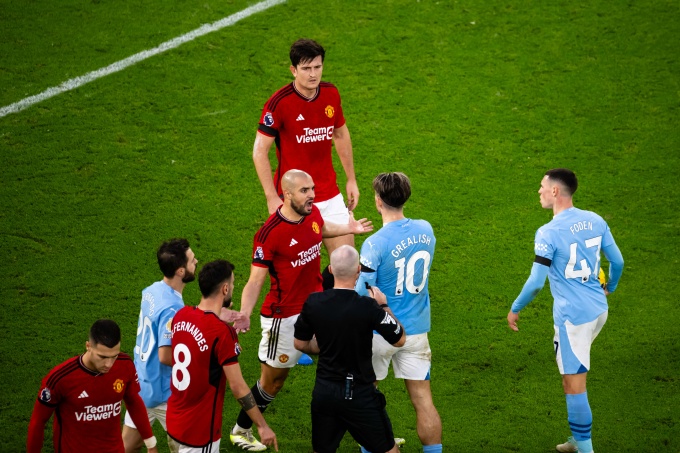 Ảnh bài viết Amrabat tệ hại và quyết định 'tự hủy' của Ten Hag