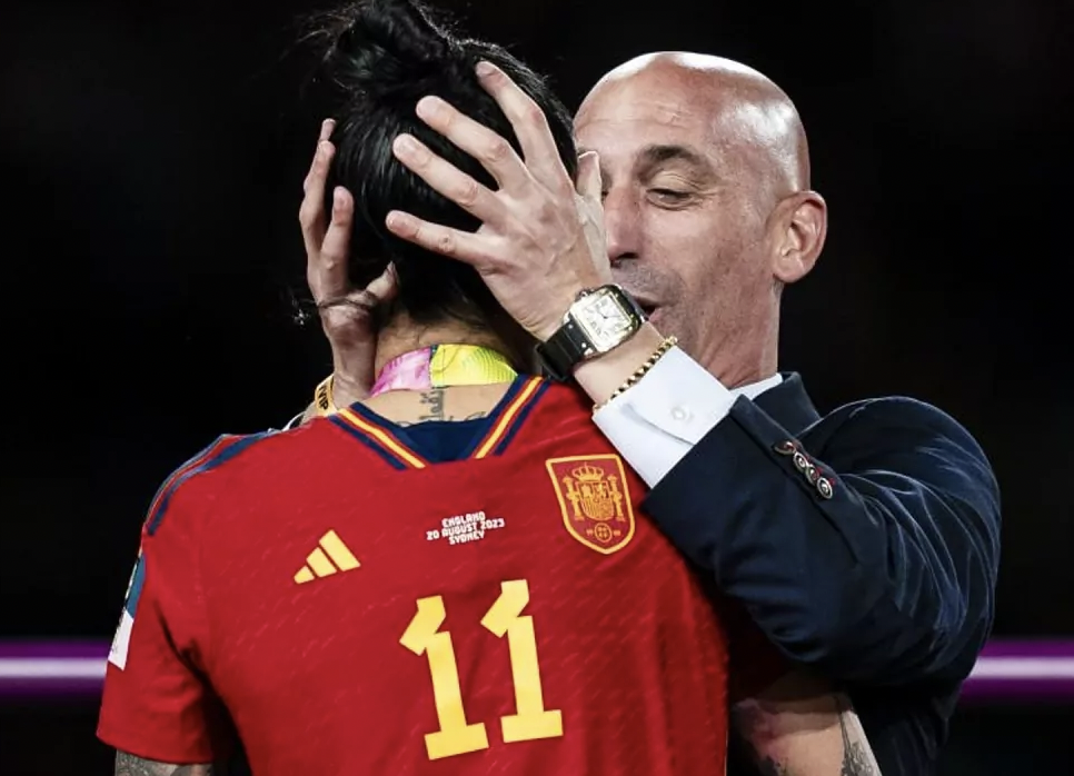 CHÍNH THỨC: Cưỡng hôn cầu thủ, cựu chủ tịch RFEF bị "cấm cửa" 3 năm