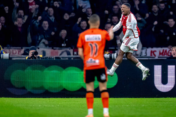 Ảnh bài viết Chữ ký 31 triệu tạm đưa Ajax thoát khỏi khủng hoảng