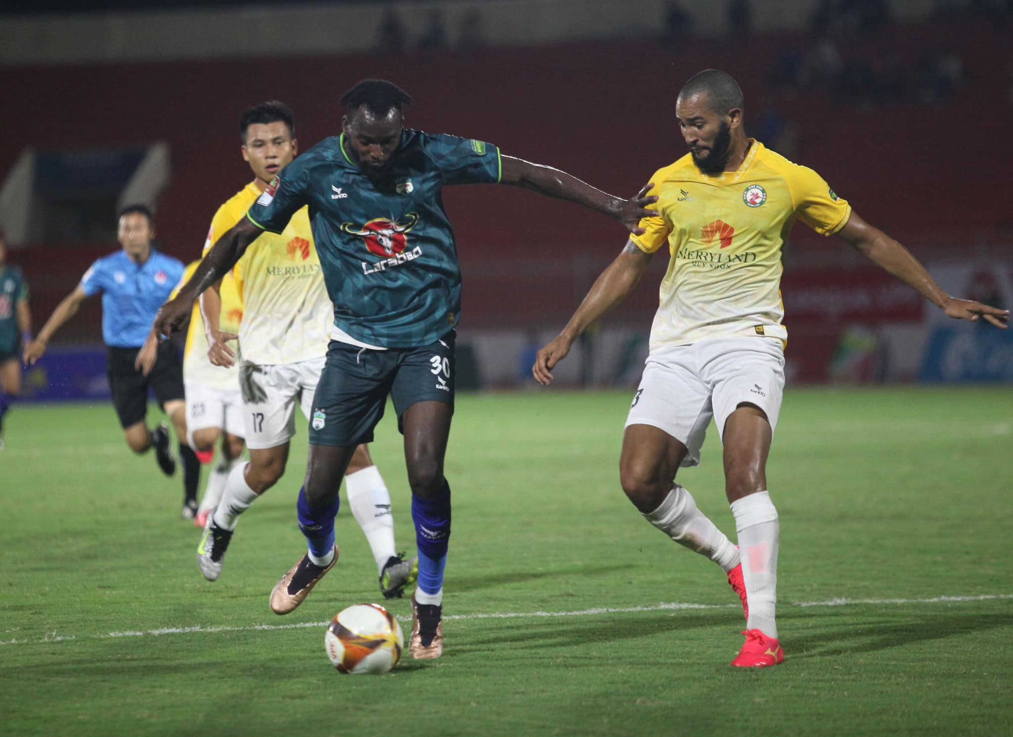 Ảnh bài viết HAGL chưa thể dùng tân binh, Kiatisuk nêu rõ lý do