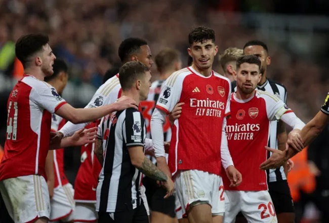 Ảnh bài viết 2 pha bóng "châm ngòi" sự căng thẳng ở trận Newcastle - Arsenal