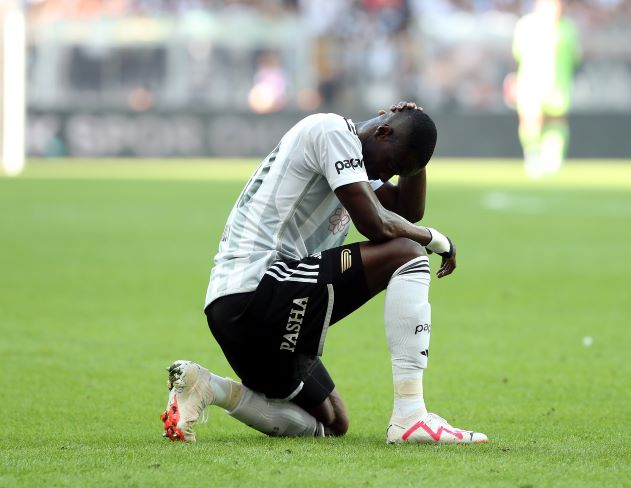 Hết phản lưới nhà, Bailly lại gây sự với đồng đội ở Besiktas