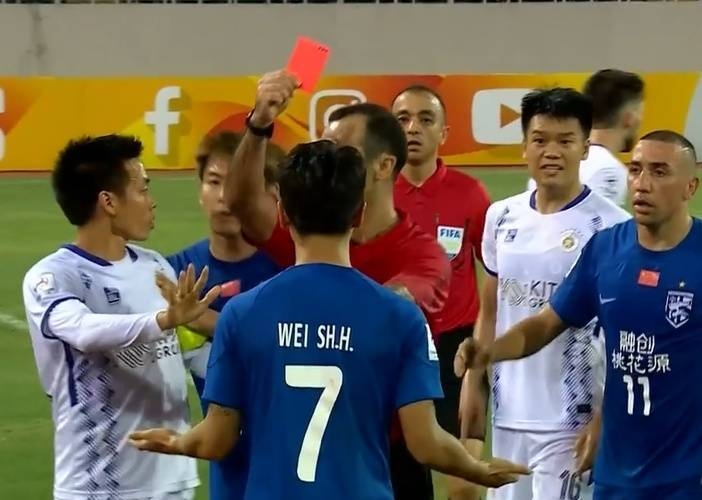 Thua Hà Nội FC, HLV Wuhan Three Towns đổ lỗi cho cỏ sân Mỹ Đình