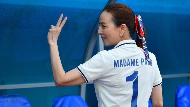 Ảnh bài viết Madam Pang tiếp ứng tiền tấn cho tuyển Thái Lan