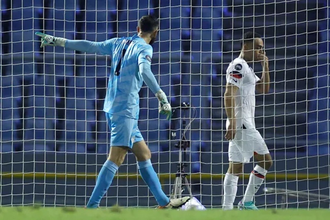 Ảnh bài viết Cựu sao Arsenal "sấy tóc" đồng đội vì hành động quẫn trí