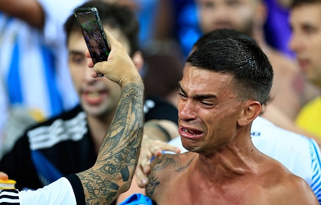 Ảnh bài viết Máu đổ, nước mắt rơi khi bạo loạn xuất hiện ở trận Brazil - Argentina