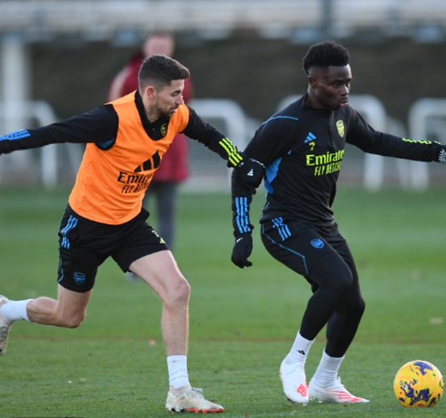 Ảnh bài viết Cú hích Odegaard; Phản ứng của Ramsdale khi được bắt chính