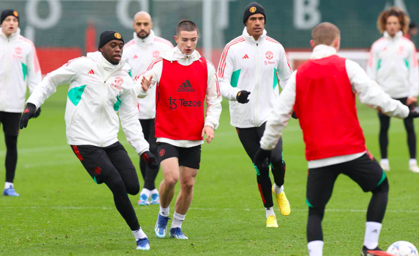 Ảnh bài viết Man Utd quay trở lại tập luyện; Varane lộ hình ảnh buồn xo