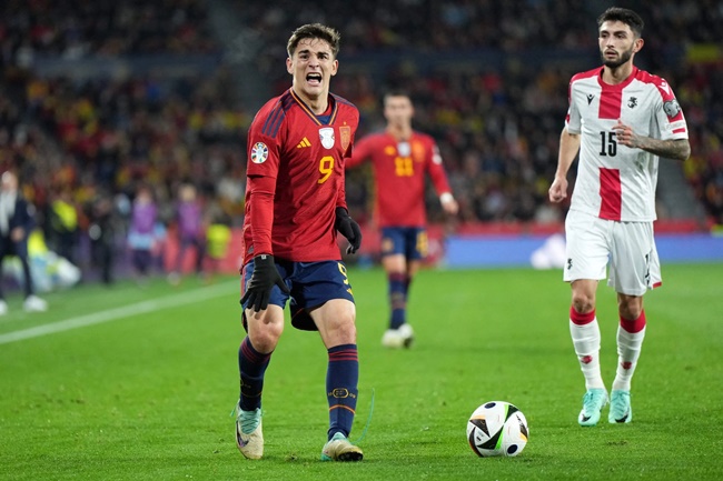 Ảnh bài viết CHÍNH THỨC: Gavi phẫu thuật thành công, rõ thời gian ngồi ngoài