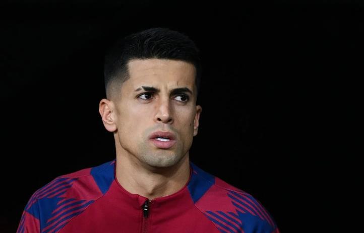 Ảnh bài viết Joao Cancelo ngả mũ với tiền vệ Barca