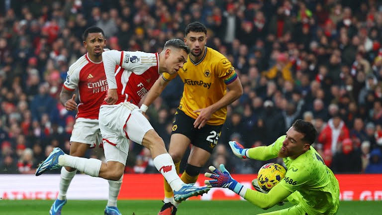 Ảnh bài viết Thắng toát mồ hôi trước Wolves, Arsenal bỏ cách Man City 4 điểm