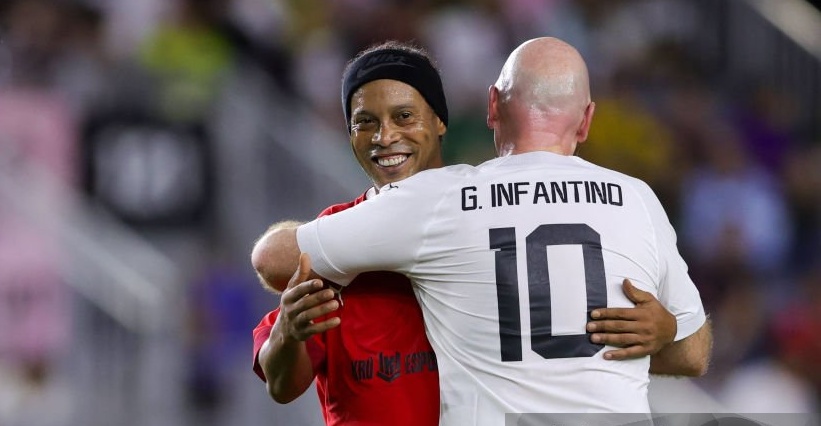 Ảnh bài viết Ronaldinho đối đầu đội của Chủ tịch FIFA, phô diễn skill kinh điển