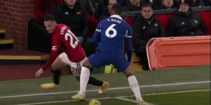 Ảnh bài viết Xỏ háng siêu trung vệ, Antony khiến hàng thủ Chelsea hỗn loạn