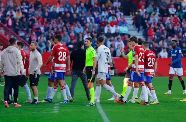 SỐC! Cổ động viên qua đời trên khán đài, trận đấu ở La Liga bị hủy