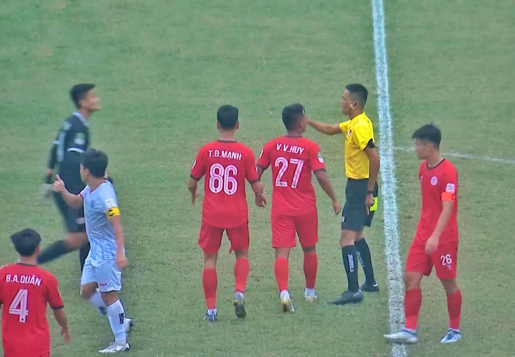 Bị trọng tài phạt penalty, CLB Việt Nam dọa bỏ giải