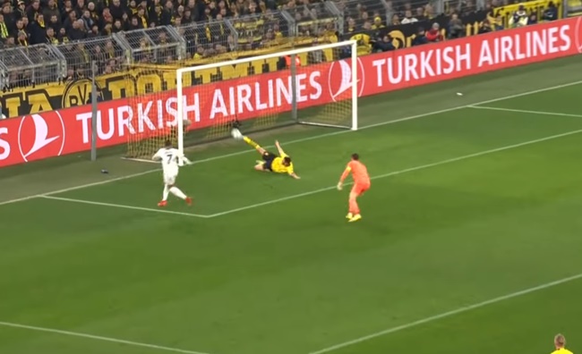 Ảnh bài viết Toàn cảnh pha cứu thua kinh điển, Mbappe phải ôm đầu chào thua