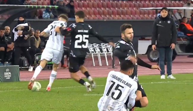 Ảnh bài viết Cay cú, người cũ Arsenal khơi mào cuộc ẩu đả