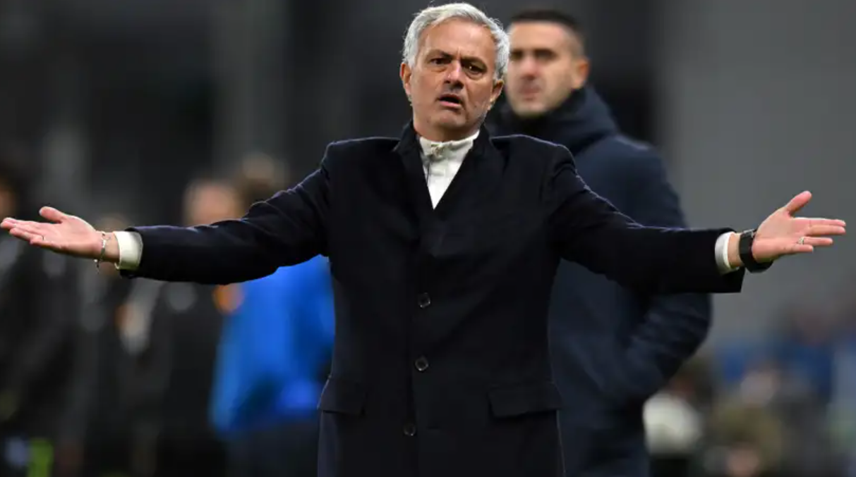 Mourinho và Roma chịu án phạt