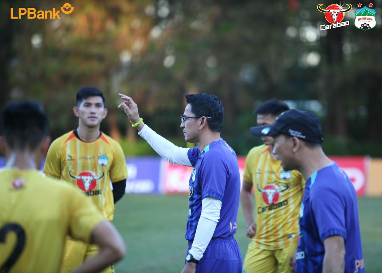 Ảnh bài viết HAGL sa sút, báo Thái Lan nói thẳng về tương lai Kiatisuk