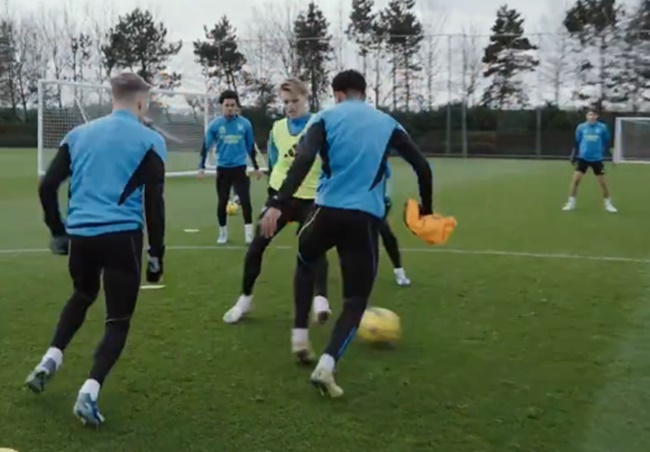 Ảnh bài viết Arsenal chuyền ban bật như hack; Odegaard 'dẻo như kẹo'