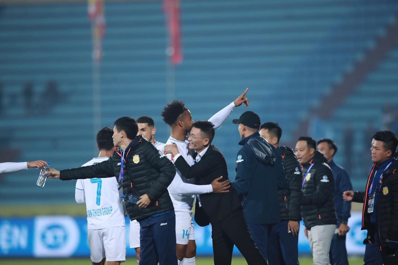 Ảnh bài viết Dẫn đầu V-League, HLV Nam Định nói lời giống Lê Huỳnh Đức