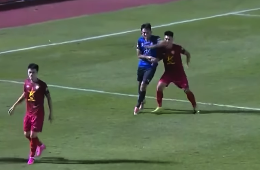 Ảnh bài viết Giật chỏ thẳng mặt, hậu vệ V-League vẫn thoát án phạt