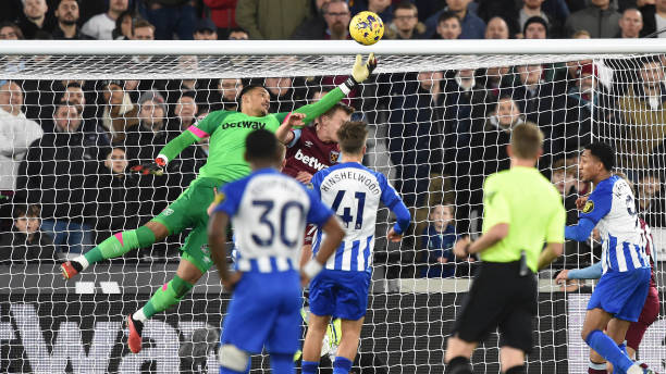 Ảnh bài viết 3 trận/19 lần cứu thua, "siêu thủ môn" xuất hiện ở Premier League