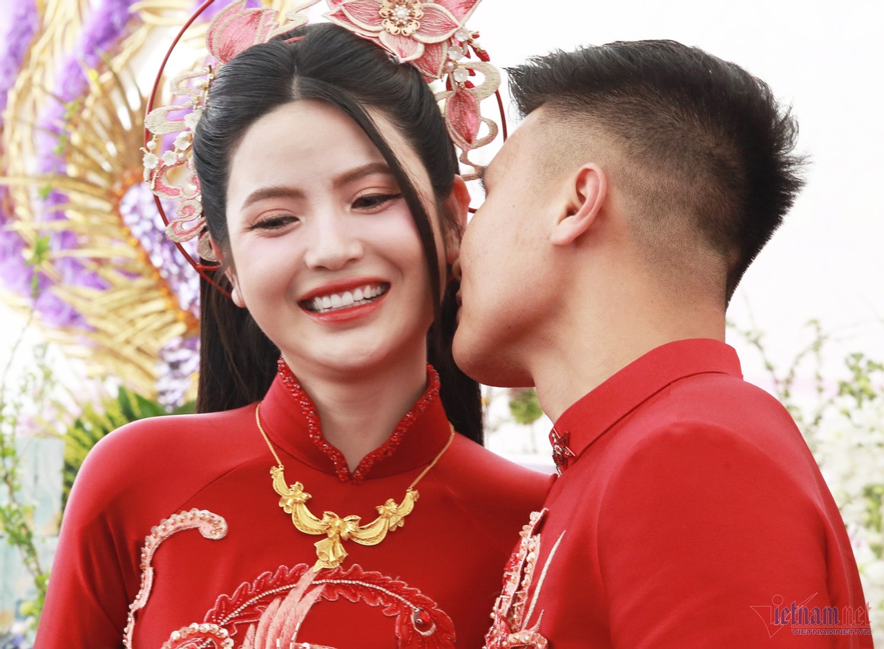 Ngắm nhan sắc dịu dàng của vợ Quang Hải ngày đầu năm