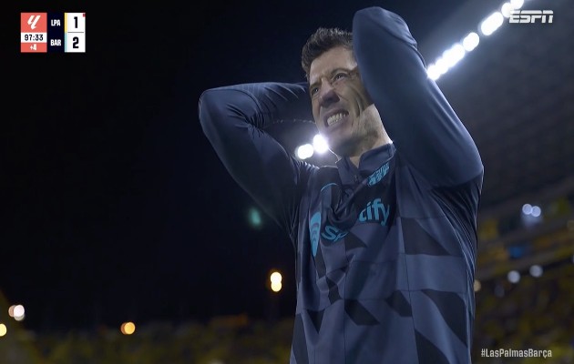 Ảnh bài viết Lewandowski ôm đầu sau pha bỏ lỡ khó tin của Vitor Roque 