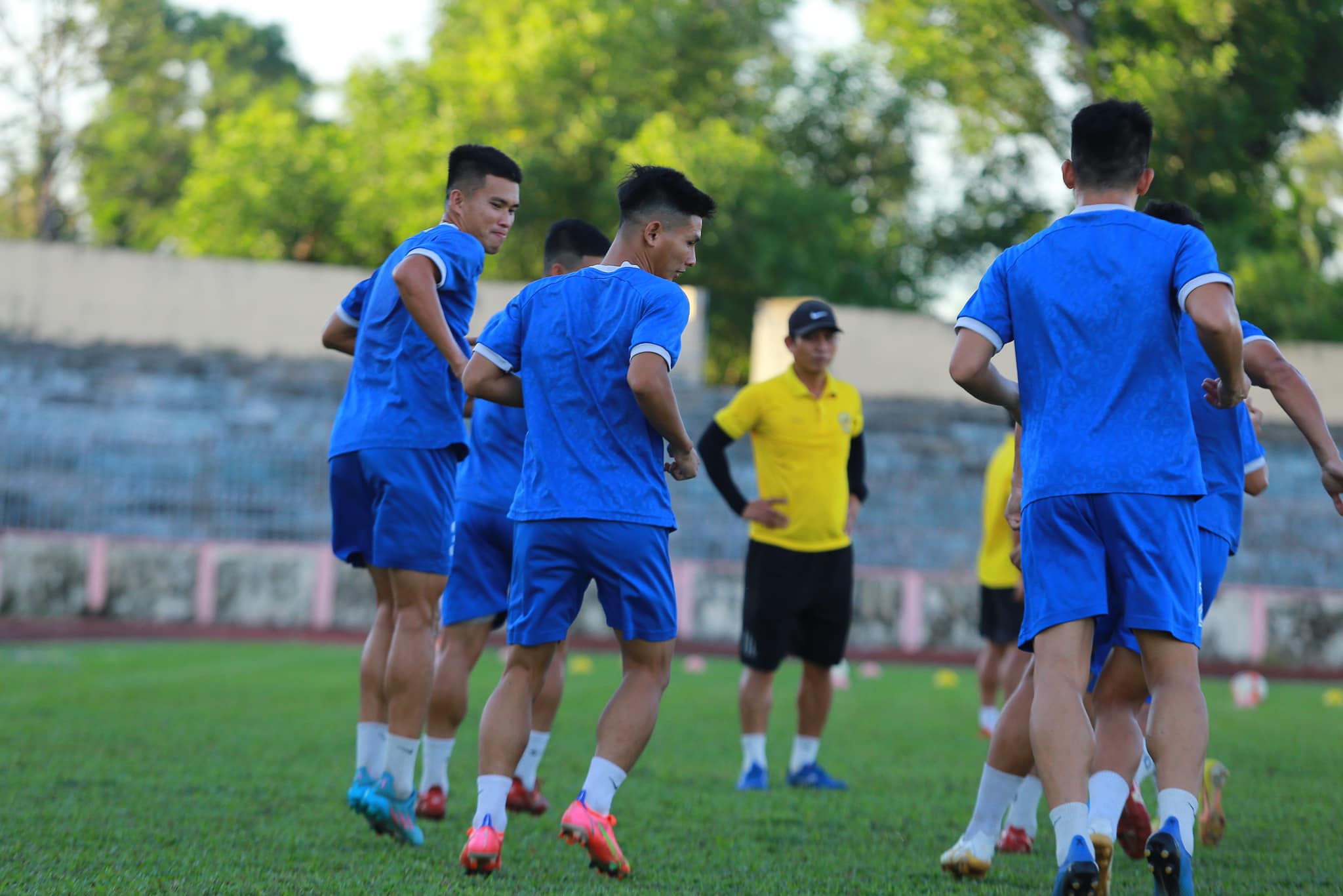 Ảnh bài viết Nhà nghèo, HLV V-League thừa nhận 'sống chung với lũ'