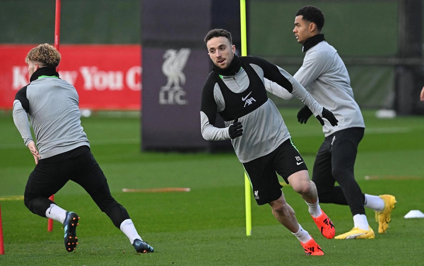 Ảnh bài viết Cú hích xuất hiện trên sân tập, Liverpool chờ tái đấu Arsenal