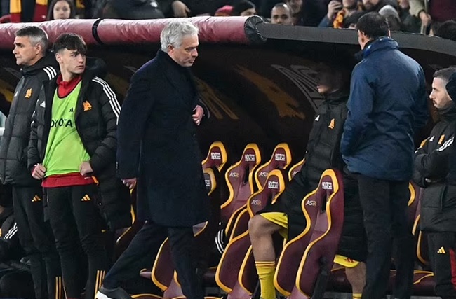 Ảnh bài viết 50 sắc thái của Mourinho trong ngày nhận "lì xì"