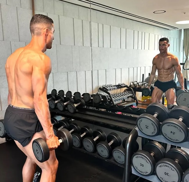 Ảnh bài viết Ronaldo khoe 6 múi rõ mồn một, "dây điện" nổi đáng nể