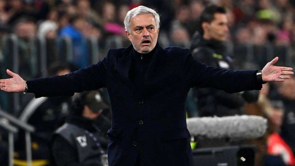 Mourinho là nạn nhân của thứ bóng đá ăn xổi